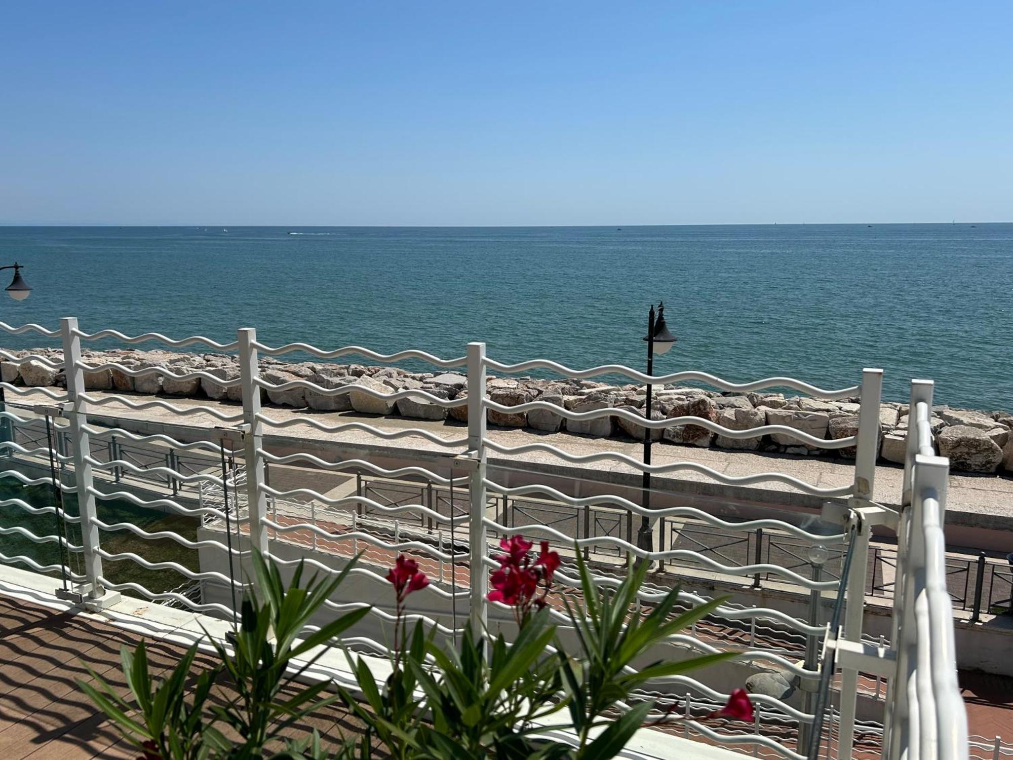 Ca Dell'Angelo - Caorle Aparthotel Bagian luar foto